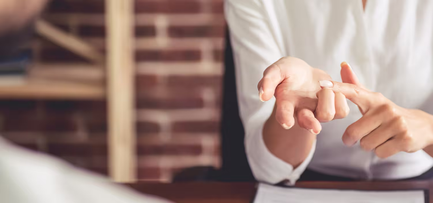 Manos en entorno profesional de empleo